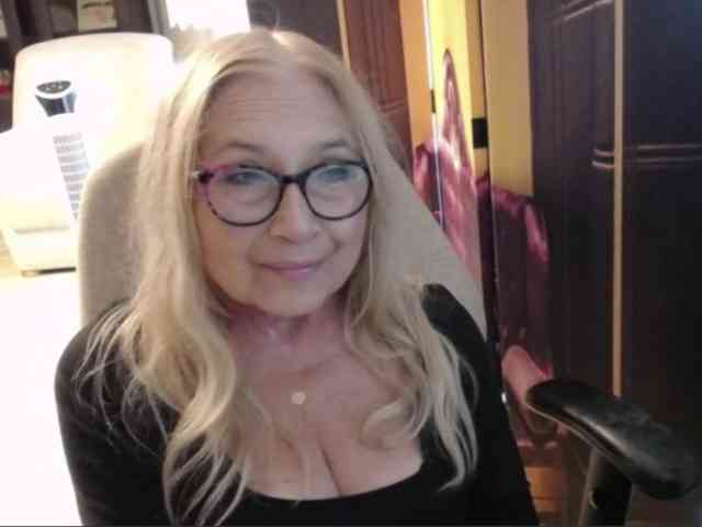 BlondeSofia webcam