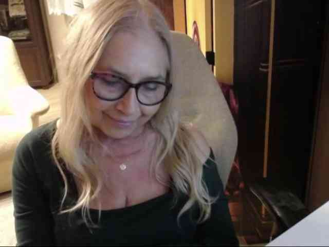 BlondeSofia webcam