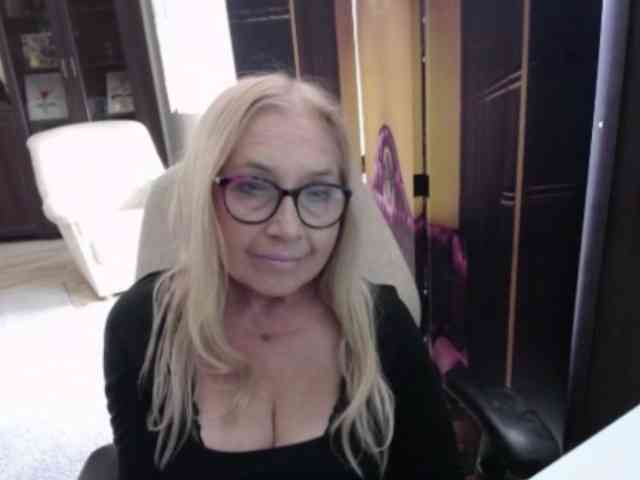 BlondeSofia webcam
