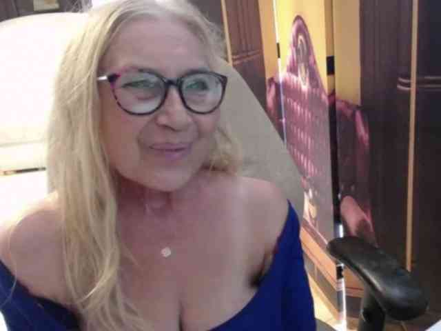BlondeSofia webcam