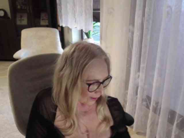 BlondeSofia webcam