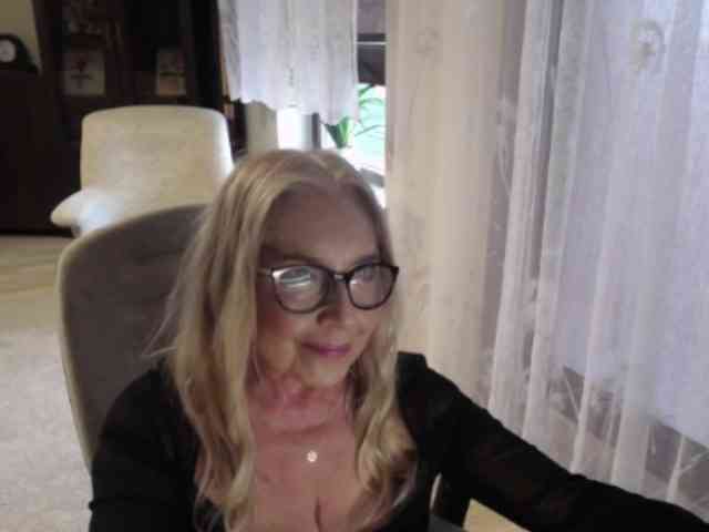 BlondeSofia webcam