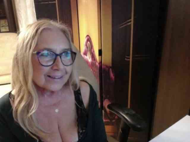 BlondeSofia webcam