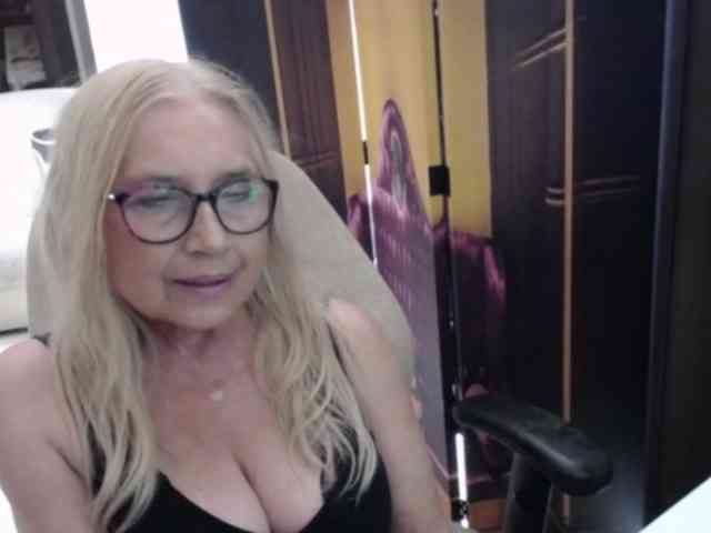 BlondeSofia webcam