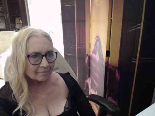 BlondeSofia webcam