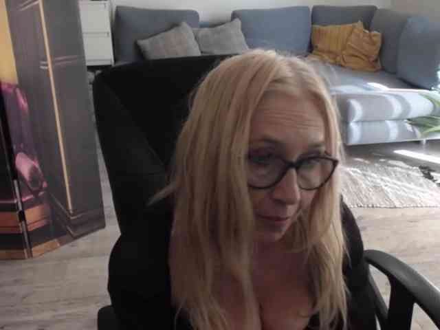 BlondeSofia webcam