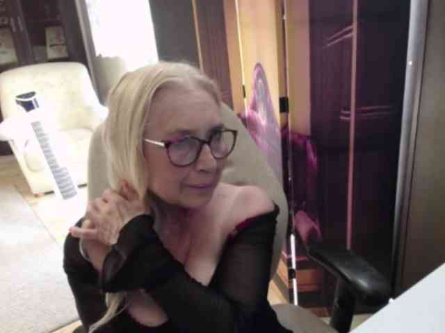 BlondeSofia webcam