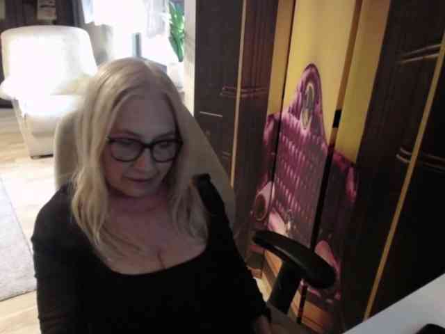 BlondeSofia webcam