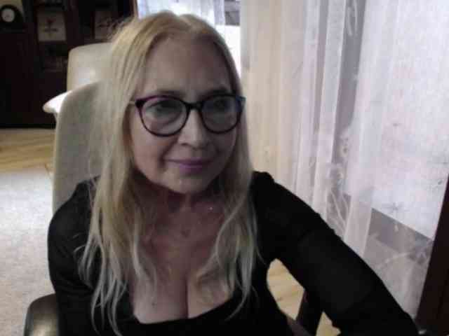 BlondeSofia webcam