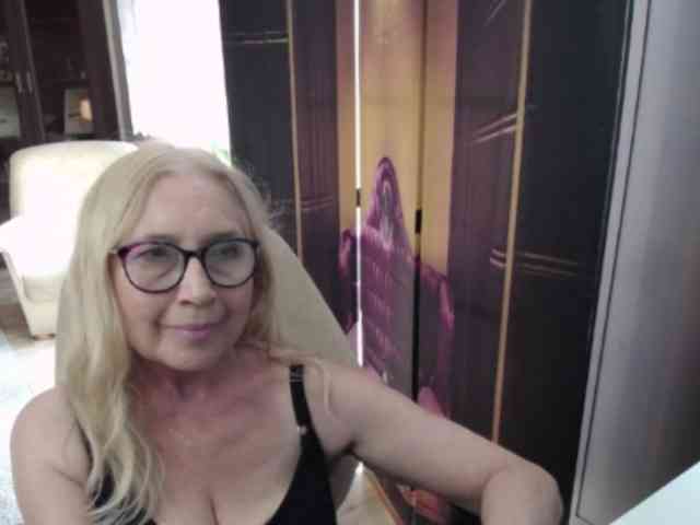 BlondeSofia webcam
