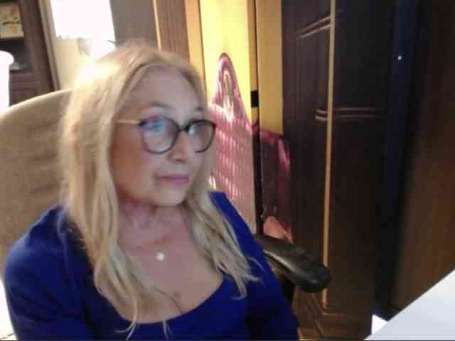 BlondeSofia webcam