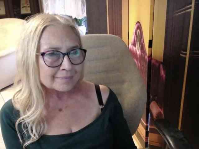 BlondeSofia webcam