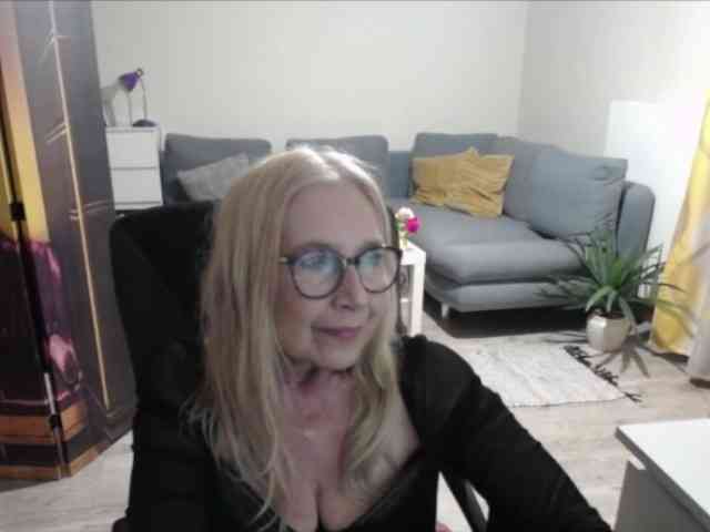 BlondeSofia webcam