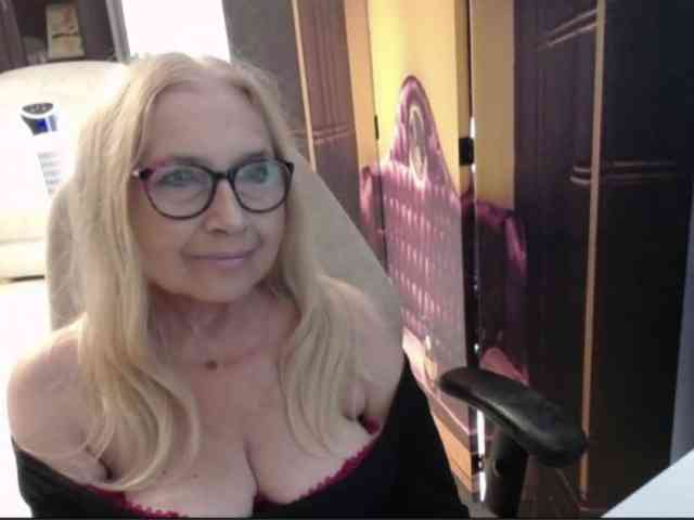 BlondeSofia webcam