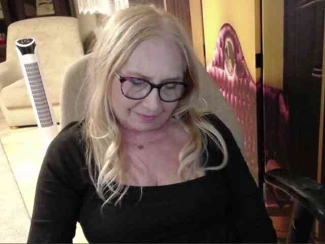 BlondeSofia webcam