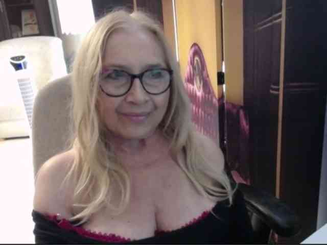 BlondeSofia webcam