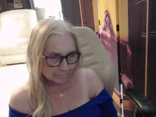 BlondeSofia webcam