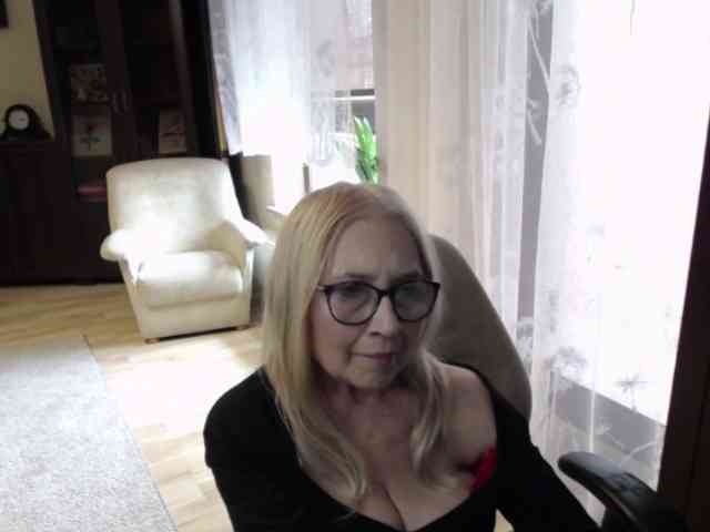 BlondeSofia webcam