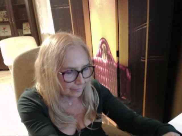 BlondeSofia webcam