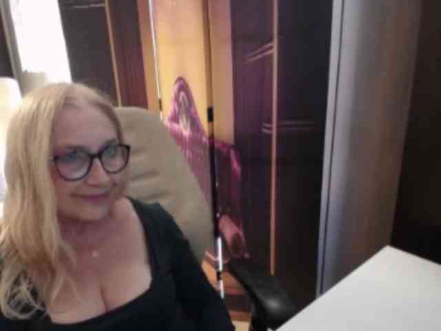 BlondeSofia webcam