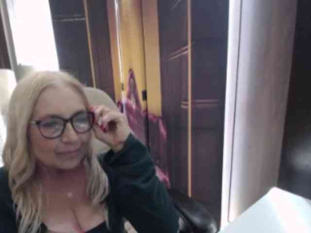 BlondeSofia webcam