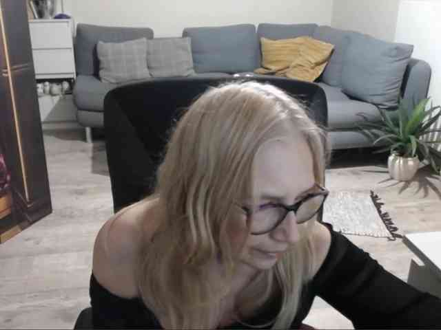BlondeSofia webcam