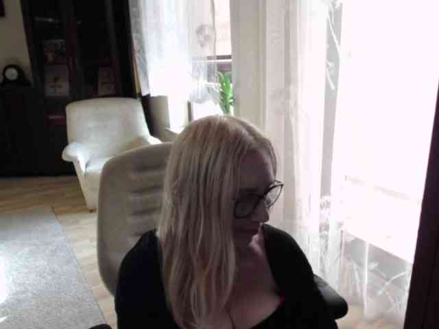 BlondeSofia webcam