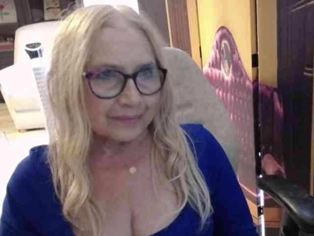 BlondeSofia webcam