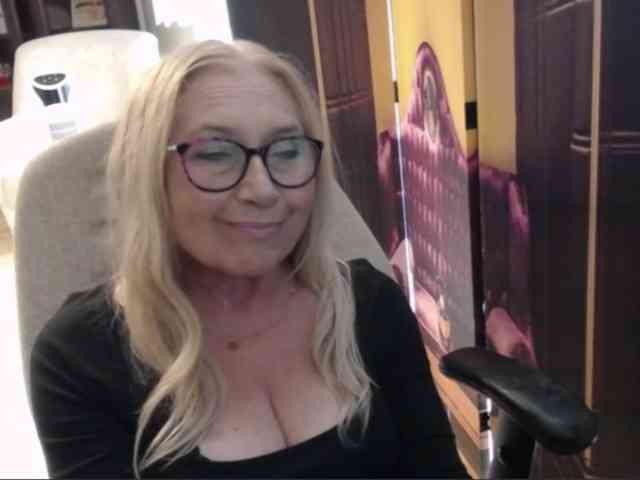 BlondeSofia webcam