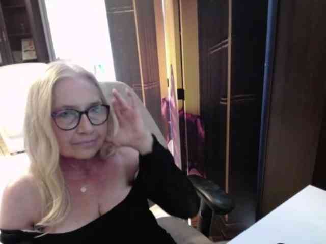 BlondeSofia webcam