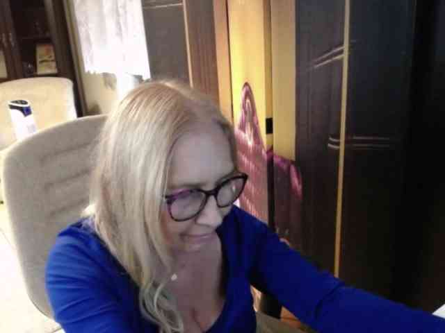 BlondeSofia webcam