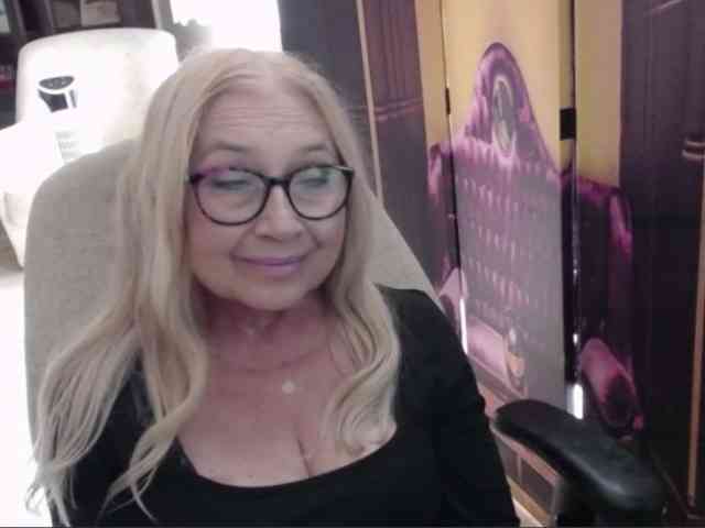 BlondeSofia webcam