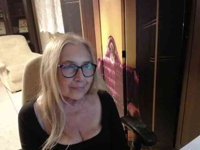 BlondeSofia webcam