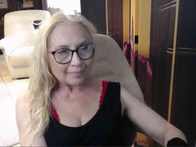 BlondeSofia webcam