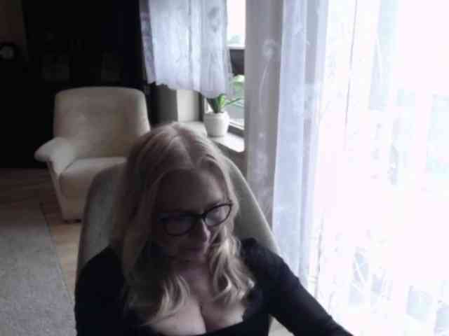 BlondeSofia webcam