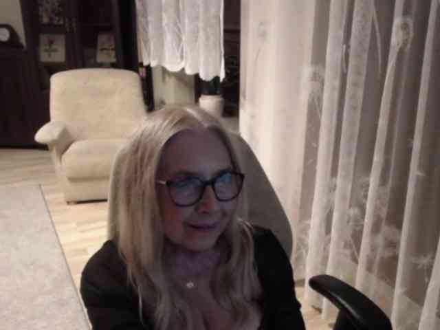 BlondeSofia webcam