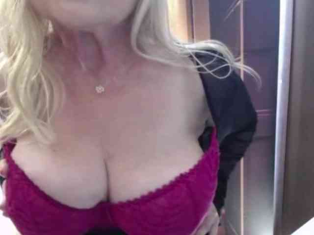 BlondeSofia webcam