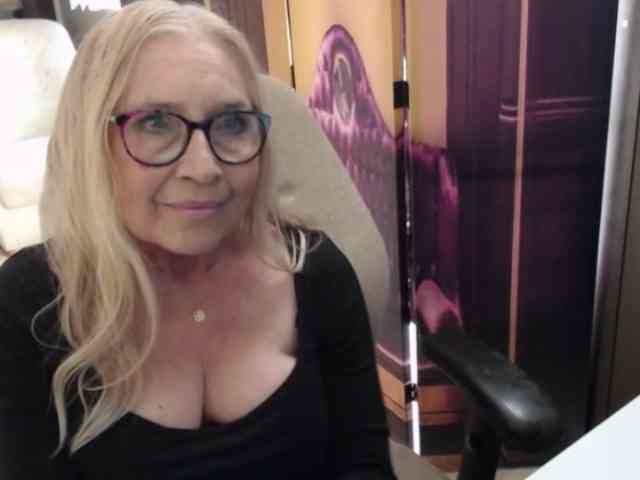 BlondeSofia webcam
