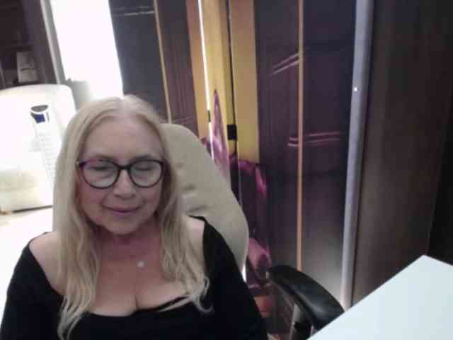BlondeSofia webcam