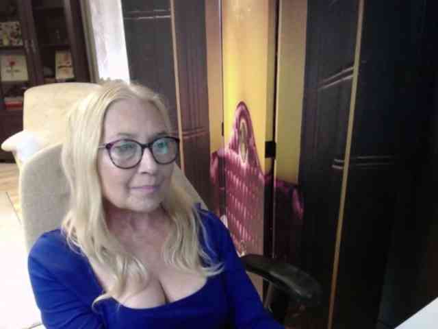 BlondeSofia webcam