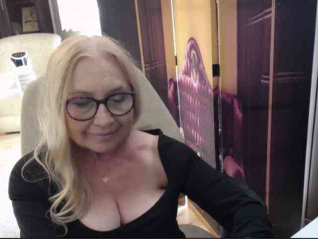 BlondeSofia webcam