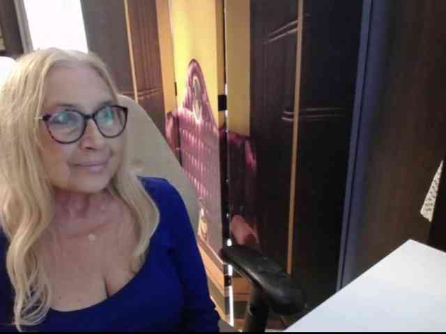 BlondeSofia webcam