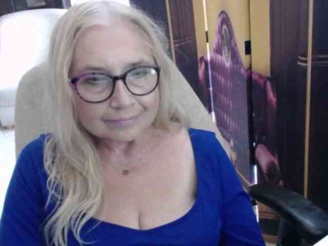 BlondeSofia webcam