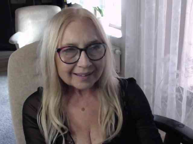 BlondeSofia webcam