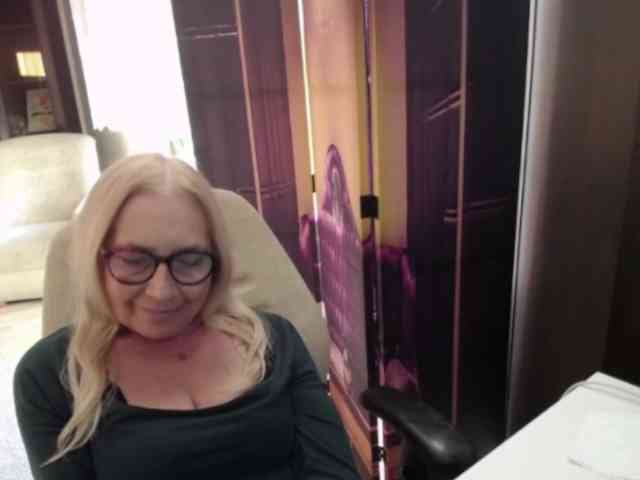 BlondeSofia webcam