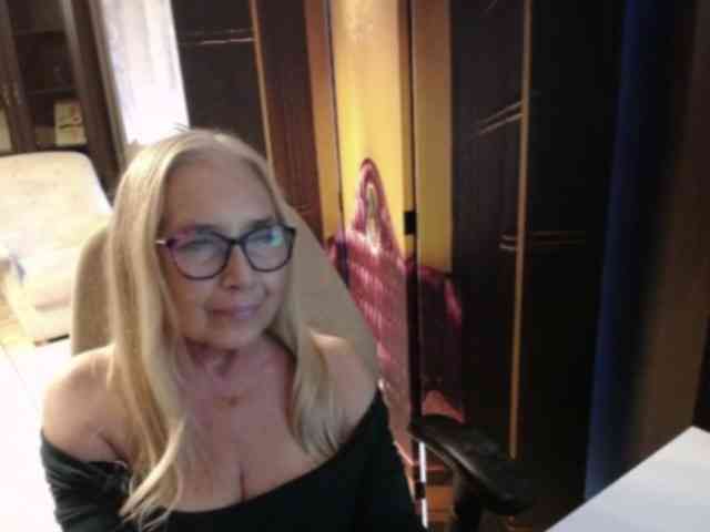 BlondeSofia webcam