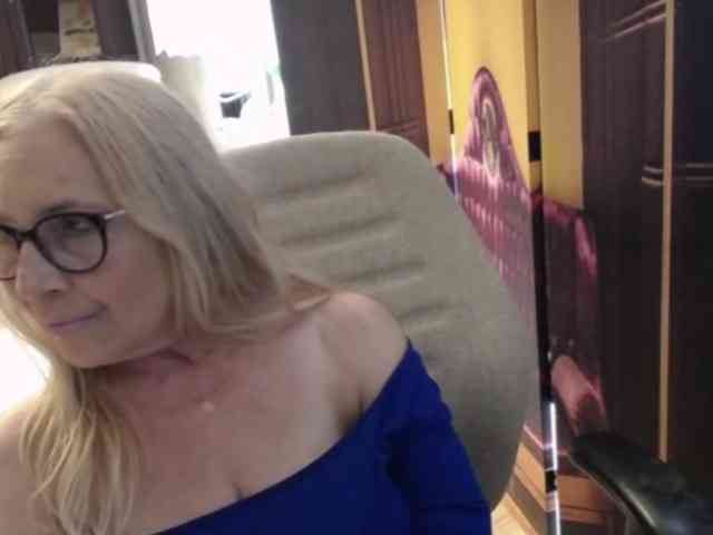 BlondeSofia webcam