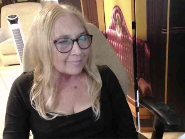 BlondeSofia webcam