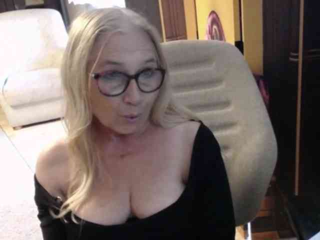 BlondeSofia webcam