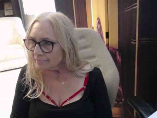 BlondeSofia webcam